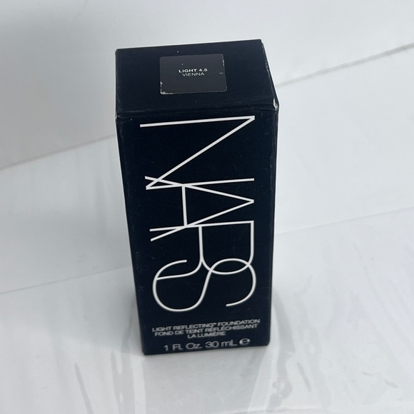 NARS
Light Reflecting Skin Improving Medium Coverage Foundation Light 4.5 - Picture 1 of 8
